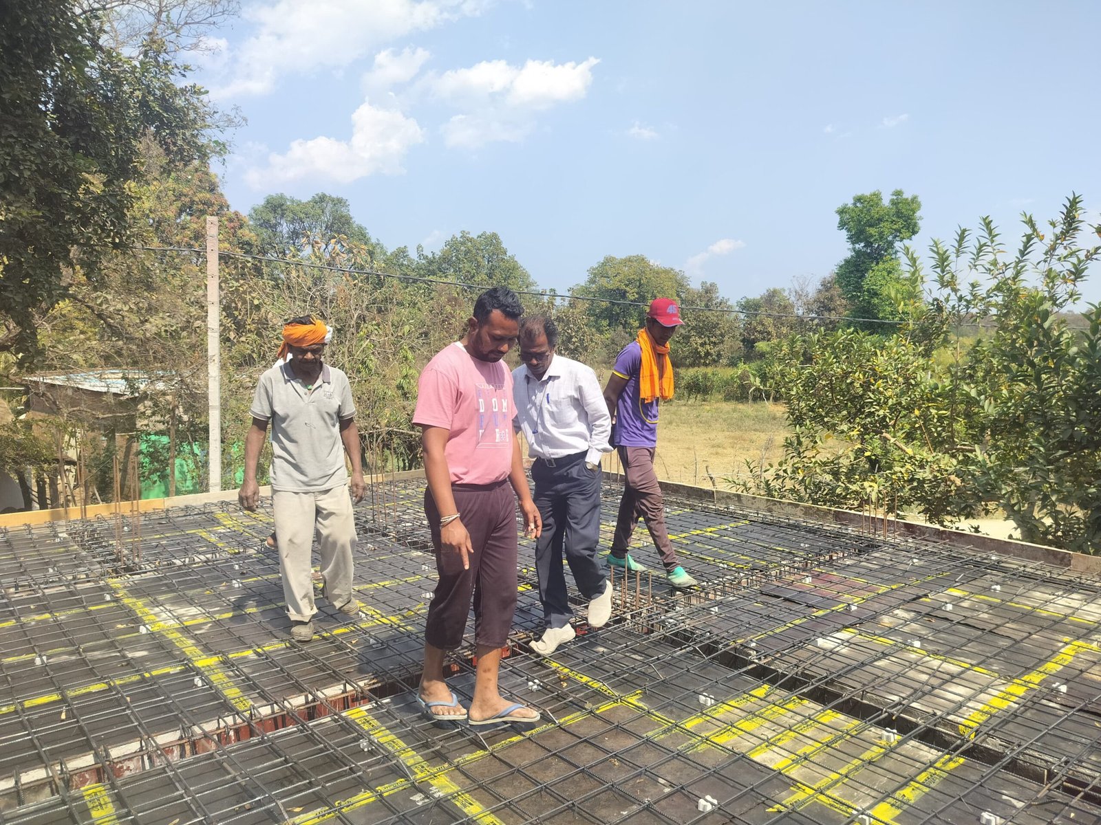Allegations of use of substandard material in the Anganwadi under construction in Hiranchapra, villagers angry