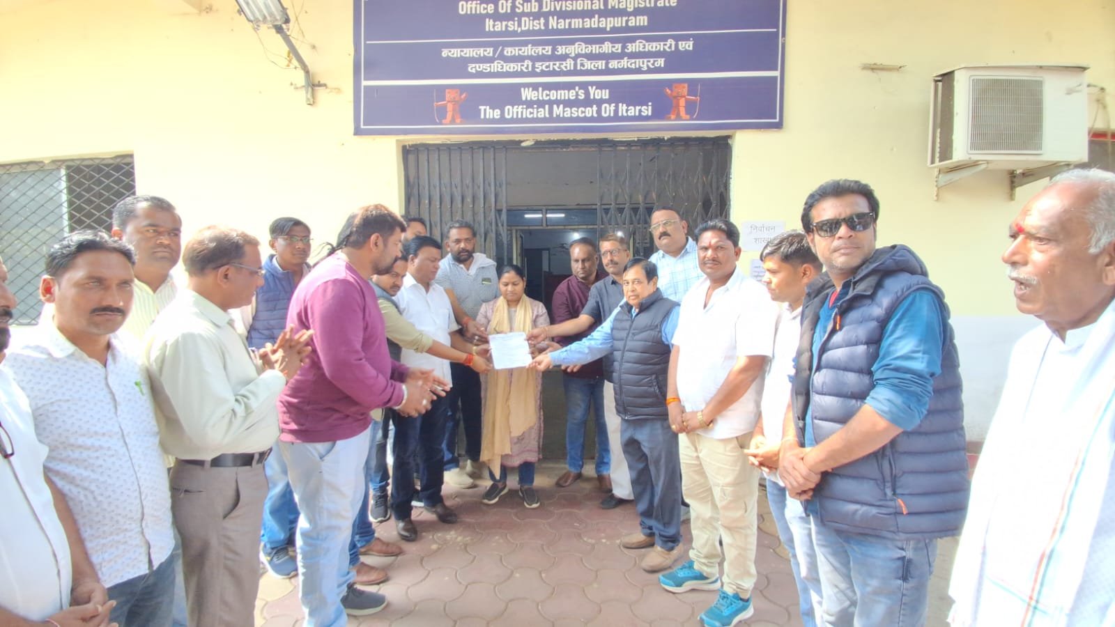 Trade deals against farmers' interests will not be tolerated, District Kisan Congress submitted a memorandum to the Governor.