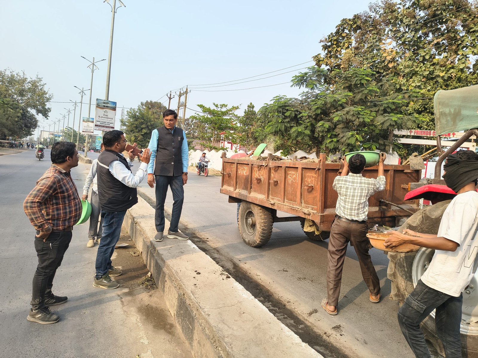 ओवर ब्रिज और हाईवे पर सड़क किनारे जमी धूल हटाने नगरपालिका अध्यक्ष ने चलाया अभियान 1 The Municipal Chairman launched a campaign to remove the dust accumulated on the roadsides of over bridges and highways.