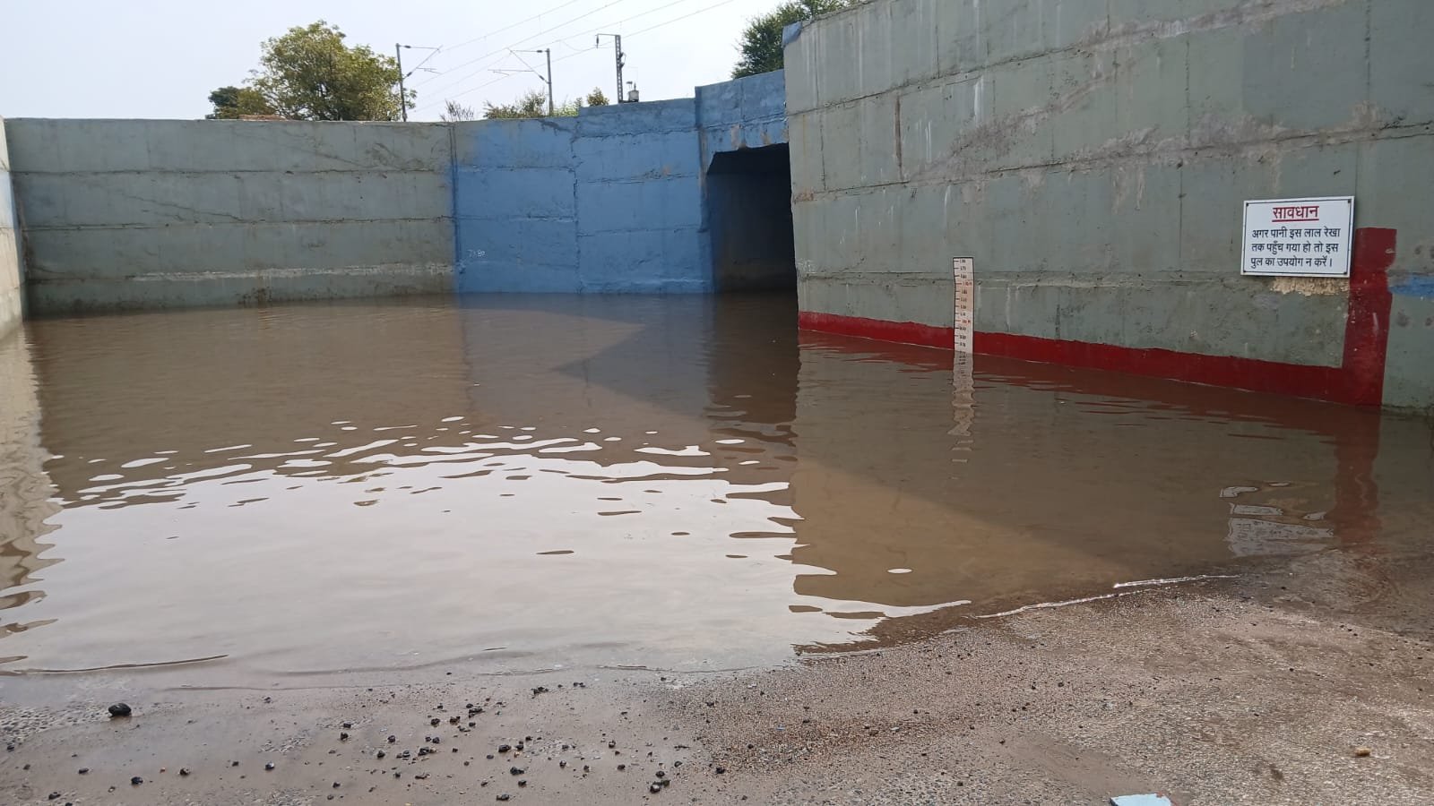 कोटरा अंडरब्रिज में 4 फीट पानी, जोखिम उठाकर स्कूल जाने को मजबूर बच्चे 1 4 feet of water in Kotra underbridge, children forced to risk their lives to go to school