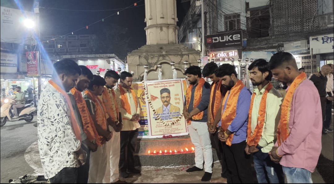 Hindu Mahasabha paid tribute to Veer Savarkar by lighting a lamp.