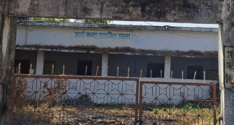 Dry grass caught fire in a closed school premises, fire brigade extinguished it