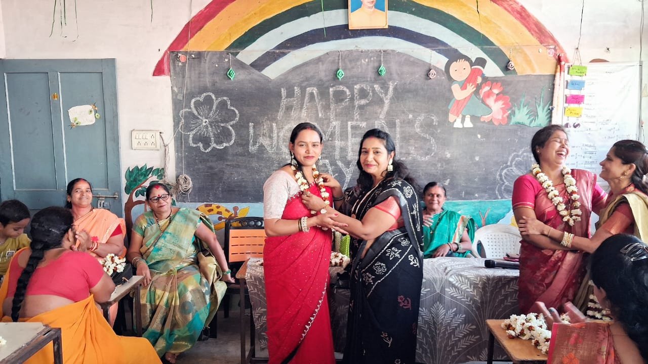 Drishti Nari Sangathan honored women: Women's Day celebrated in Shanti Nagar