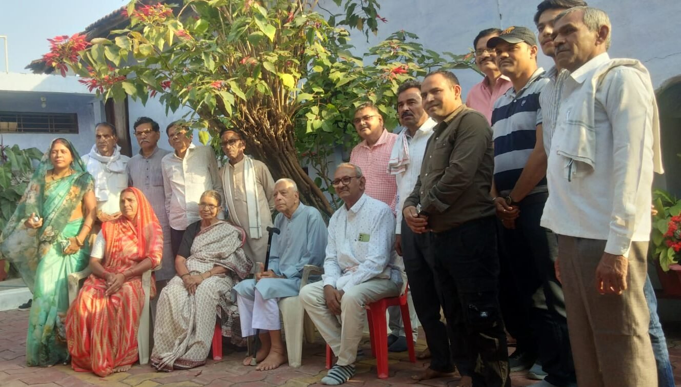 In the meeting of the Village Service Committee in Rohana village, discussions were held on 'Organic Farming'.