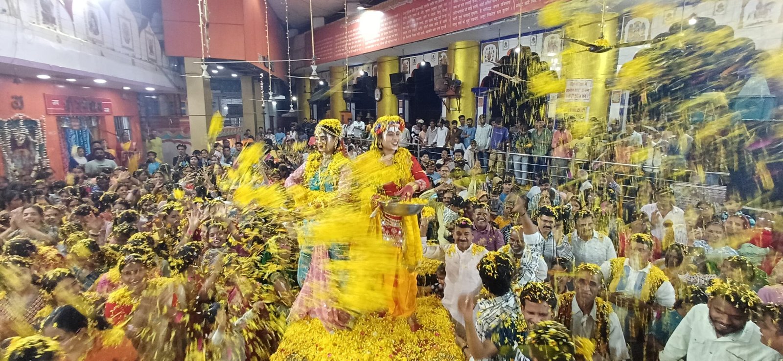 Hanuman Dham is drenched in the colors of devotion: Holi of flowers is played on the lines of Braj.