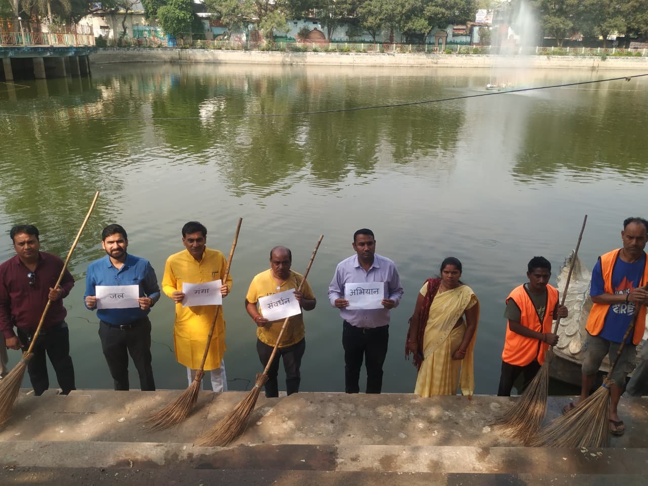 The clarion call for the 'Water-Ganga Conservation Campaign': The Municipal Chairman started the campaign by doing voluntary work at Itarsi Lake.