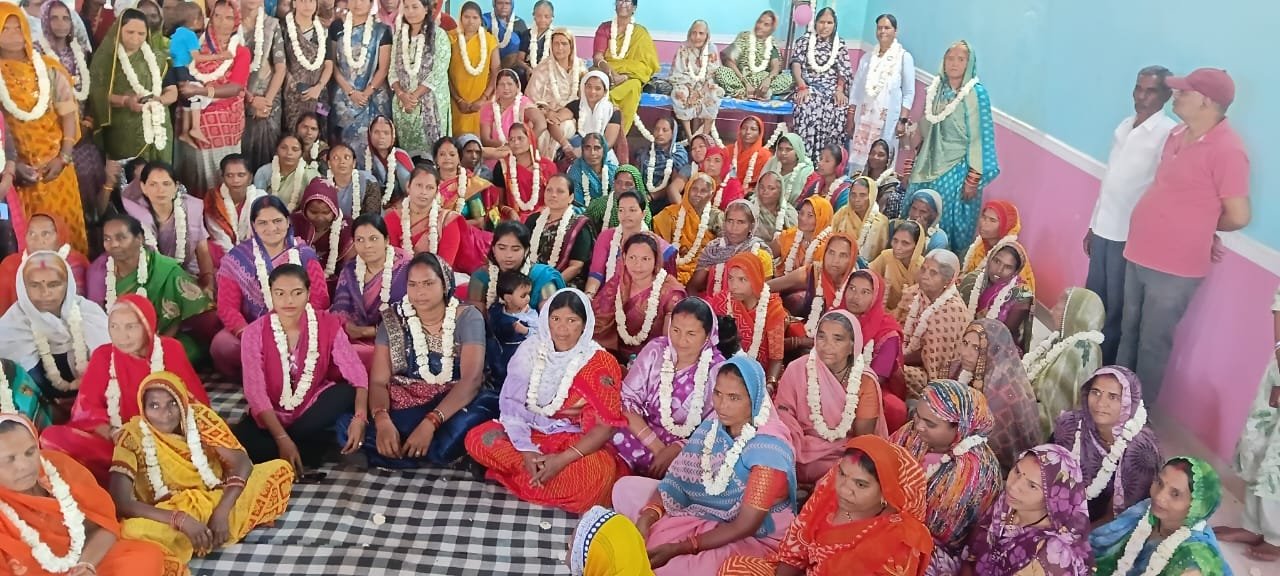Women honored with Tilak and garland in Gram Panchayat Zamani