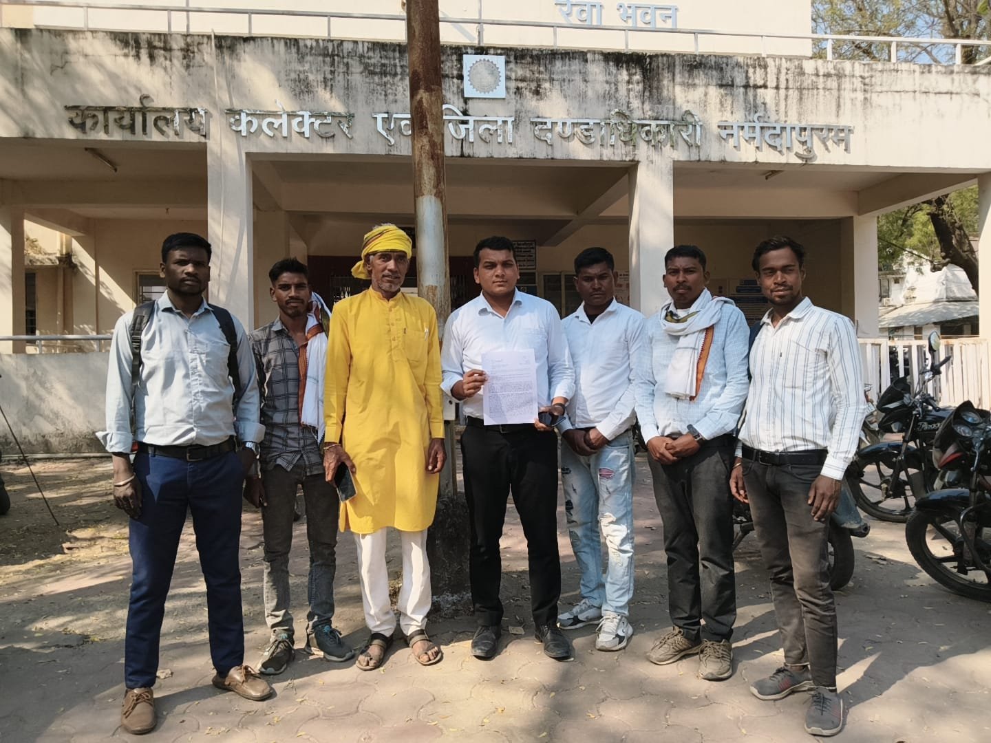 Displaced tribals demand that the vacant Panchayat Bhawan in Pagara be converted into Raja Bhabhut Singh Community Bhawan.