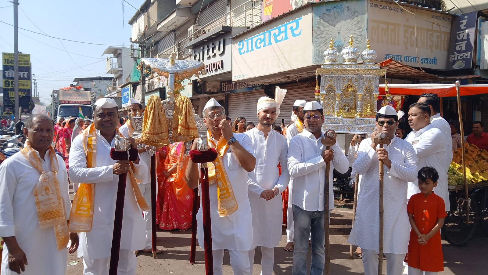 A huge crowd gathered for the palanquin procession on the birth anniversary of Lord Mahavir; cultural programs captivated the hearts.