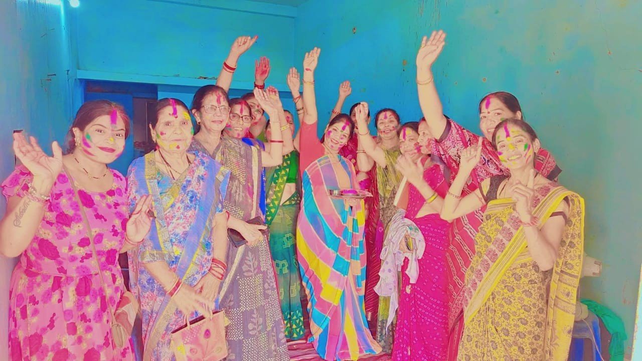 Gaud Malaviya Brahmin Samaj Mahila Mandal celebrated Holi Milan with great enthusiasm.