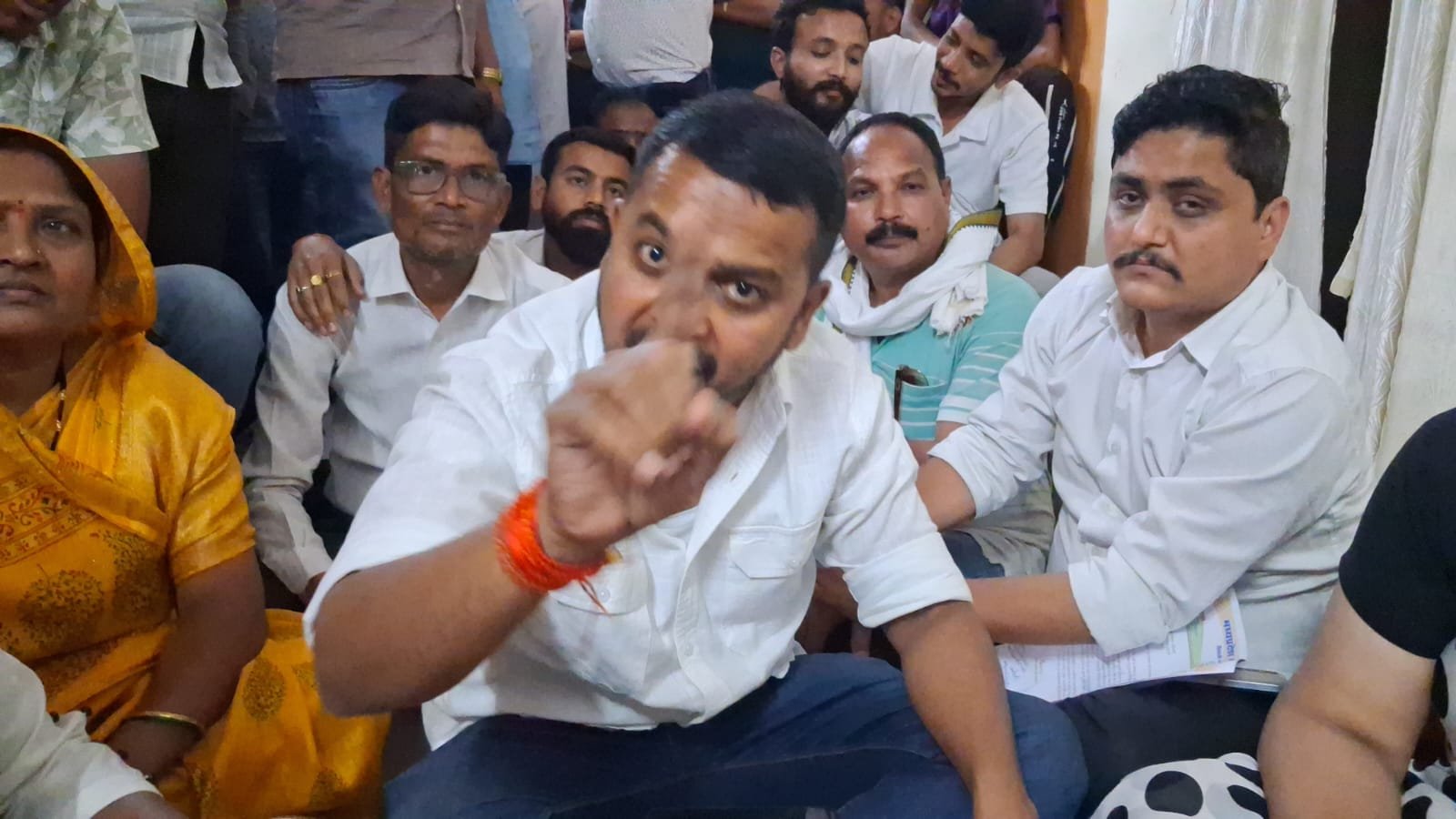 Matka-Phod Sangharsh: The boss is drinking Bisleri while the public is thirsty for every drop of water; Youth Congress submits memorandum at CMO office