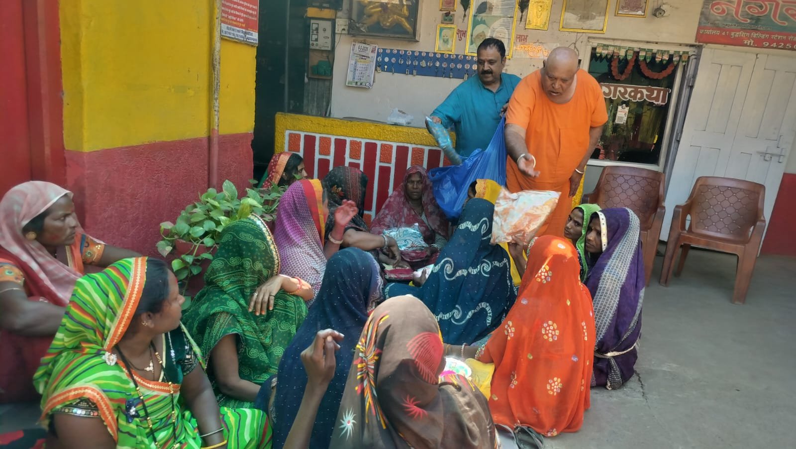 Women of Nath sect sang Phag songs, received sarees and gifts.