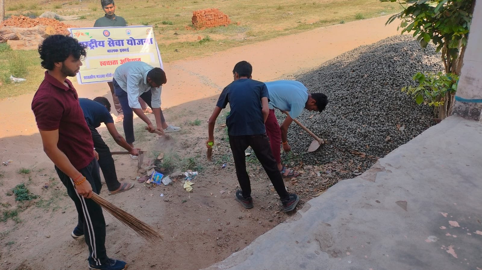 NSS Camp: Village Tararoda resonated with the slogans of 'Plant trees - save the environment'
