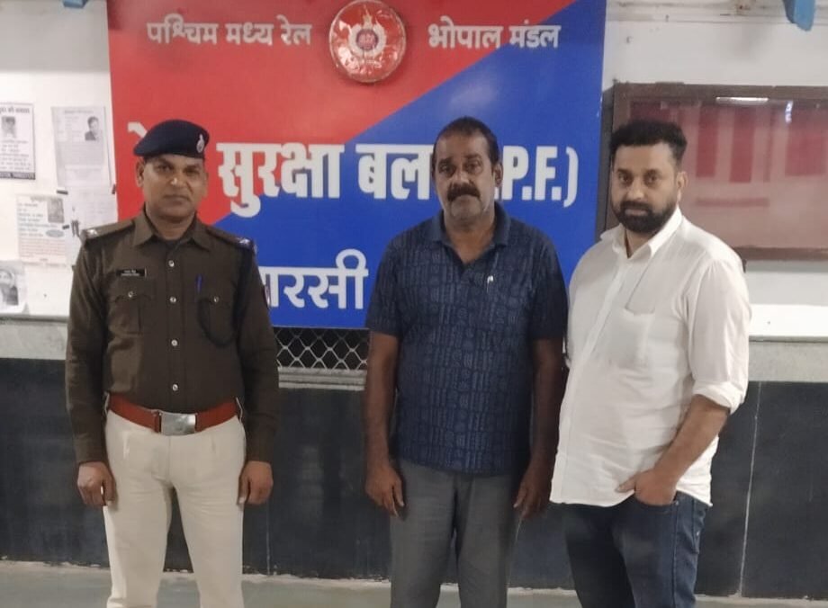 RPF reunites elderly man with his family after he got separated from Kerala Express