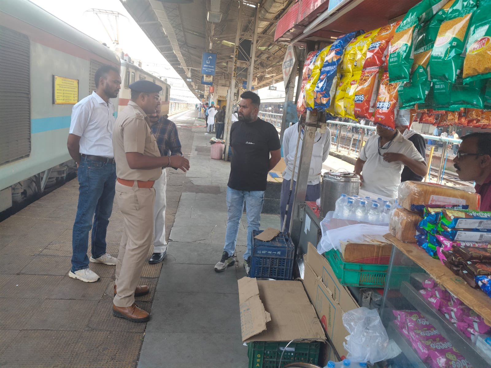Joint action at Itarsi station: Crackdown on illegal vendors and track crossers