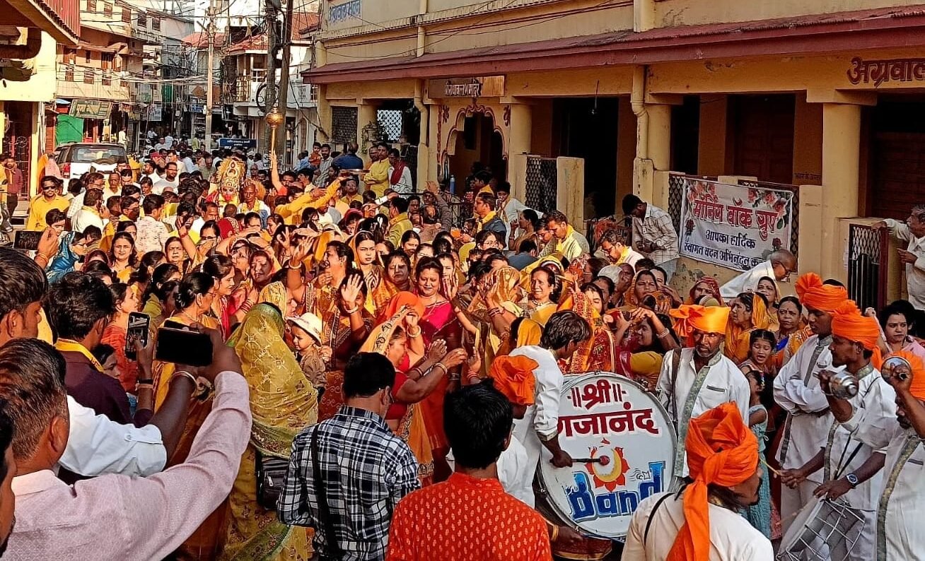 A procession was taken out from Siyaram Mahavir Temple under the Pran Pratishtha ceremony.