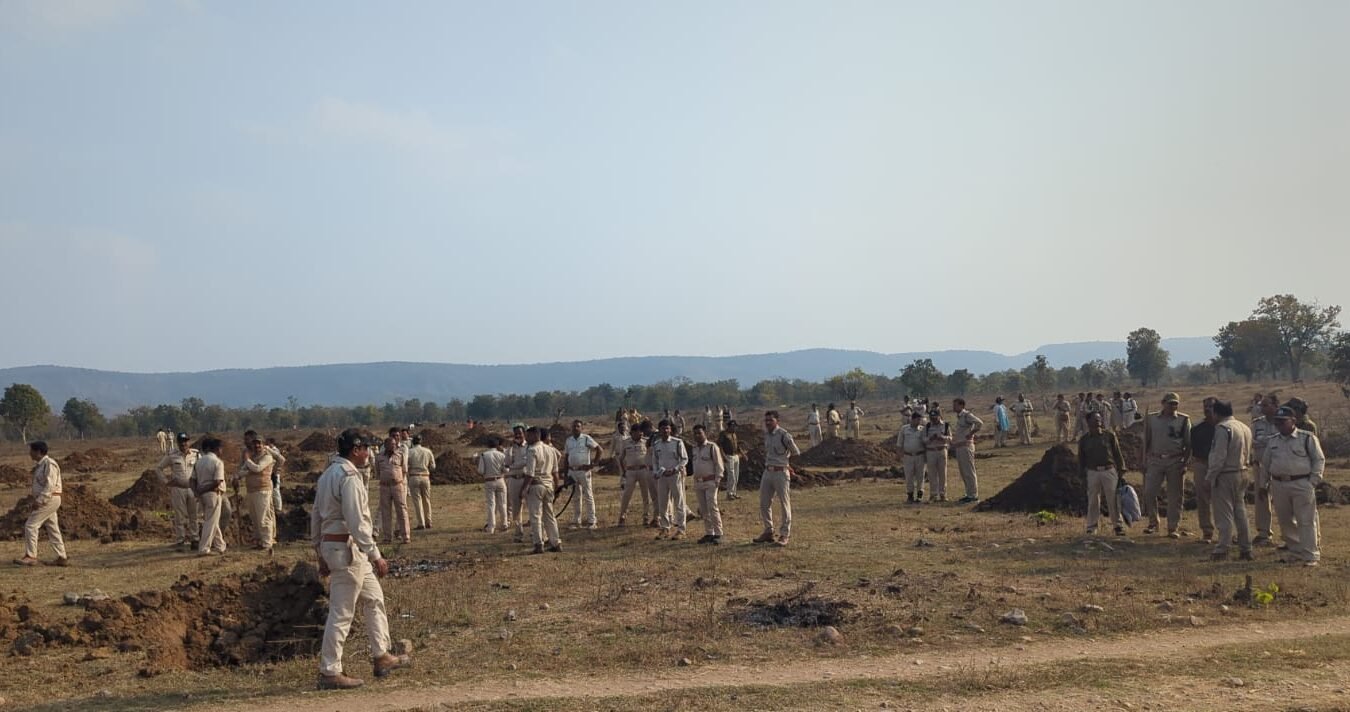 20 हेक्टेयर वन भूमि पर अतिक्रमण की कोशिश नाकाम, भारी बल के साथ हटाए अवैध निर्माण 1 Attempt to encroach on 20 hectares of forest land foiled, illegal constructions removed with heavy force