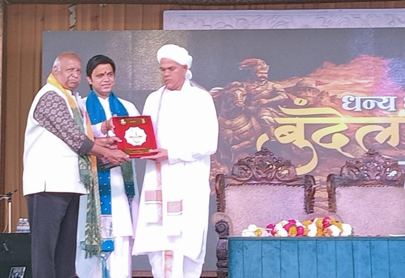 Sunil Bajpai Rawatpura honored by the government in Orchha