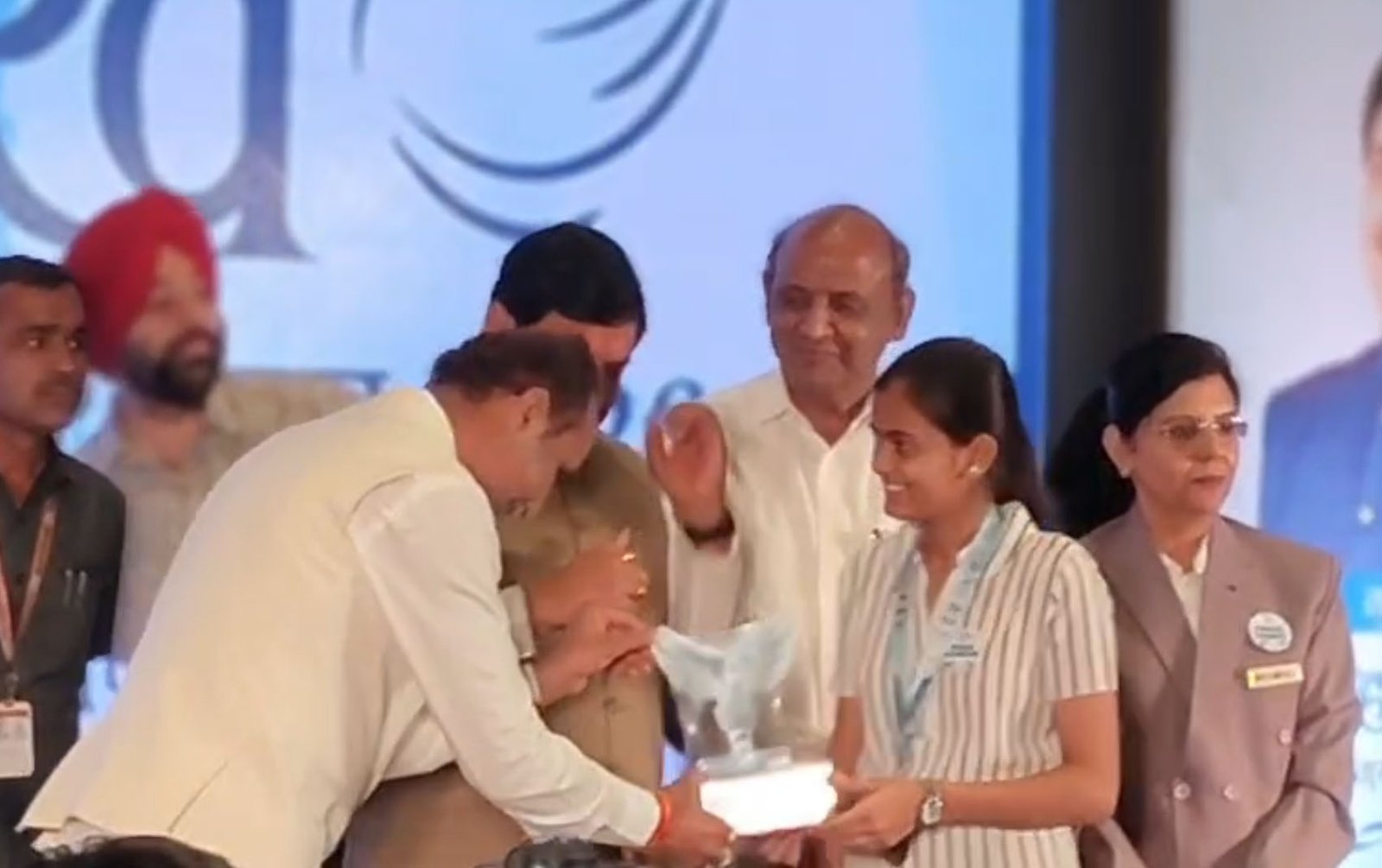 Narmadapuram's daughter Sameeksha Sarathe won the 'Pankh' award for the second consecutive year, and was awarded by the Chief Minister.