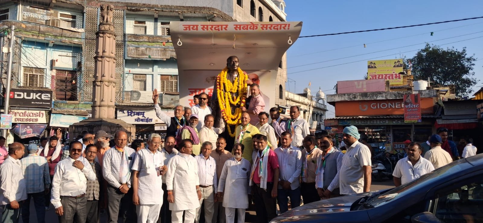 A rousing welcome to the 'Sardar Ekta Yatra', Jaistambh Chowk resonated with a shower of flowers and patriotic slogans.