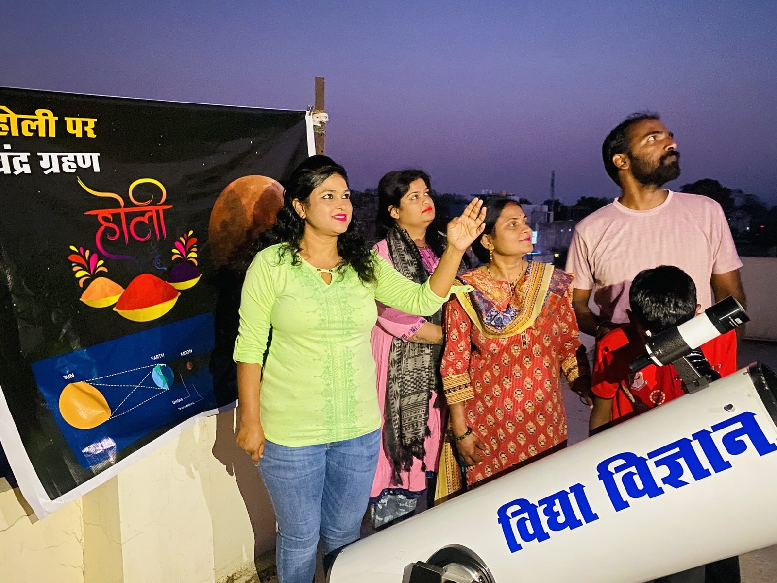 आकाश में दिखा 'ब्लड मून' का जादू : सारिका घारू ने टेलिस्कोप से दिखाया चंद्रग्रहण का अद्भुत नजारा 1 The magic of the 'Blood Moon' is seen in the sky: Sarika Gharu shows the amazing view of the lunar eclipse through a telescope.