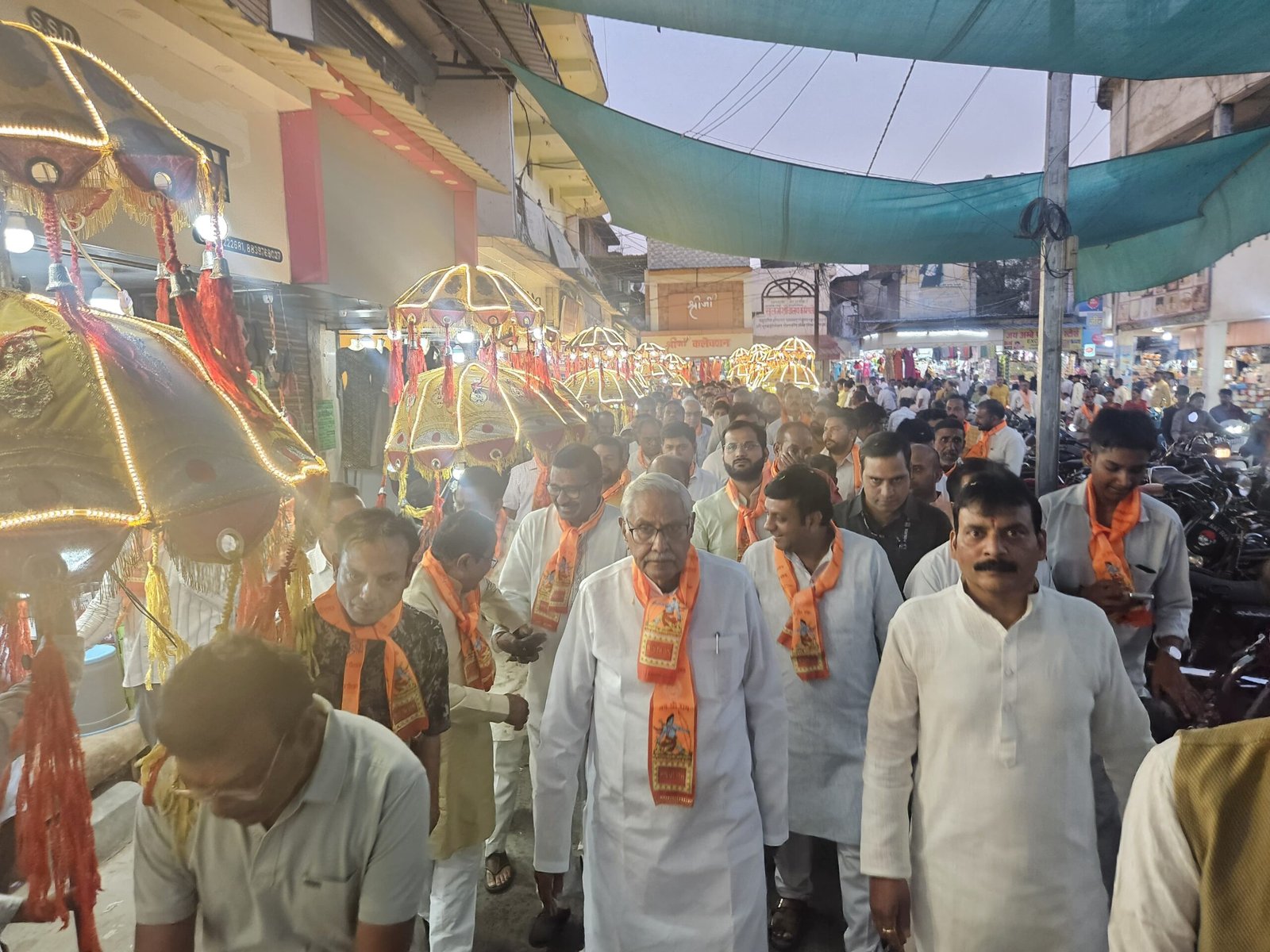 Lord Shri Ram embarked on a city tour, a huge crowd gathered in the procession, welcomed at every step.