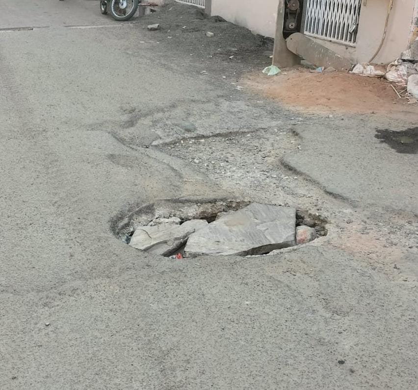 Pothole at Surajganj intersection, Chairman advises CMO, says don't wait for an accident