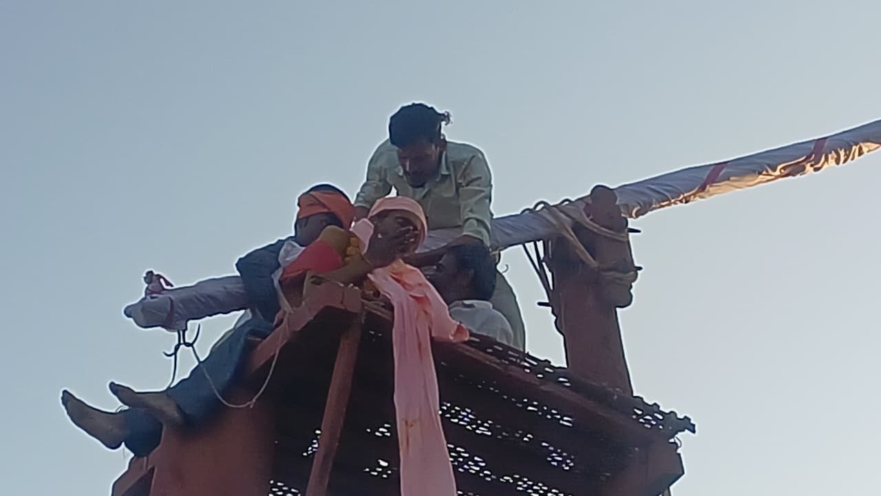 Masses gathered in Rampur on Holi Teej: 'Veer Bamboo Baba' appeared at a height of 35 feet, a miracle seen after many years.