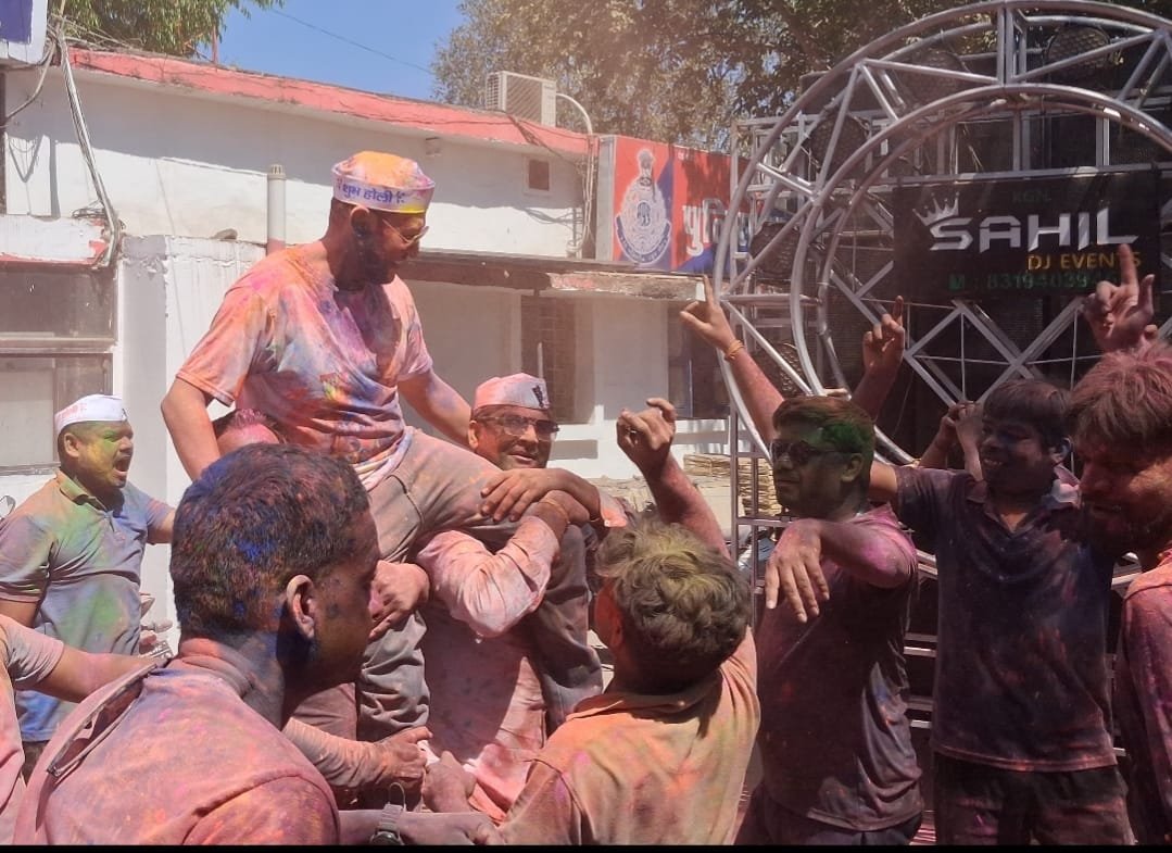 पुलिस थानों में उड़ा रंग-गुलाल, जवानों ने डीजे की धुन पर मनाई होली