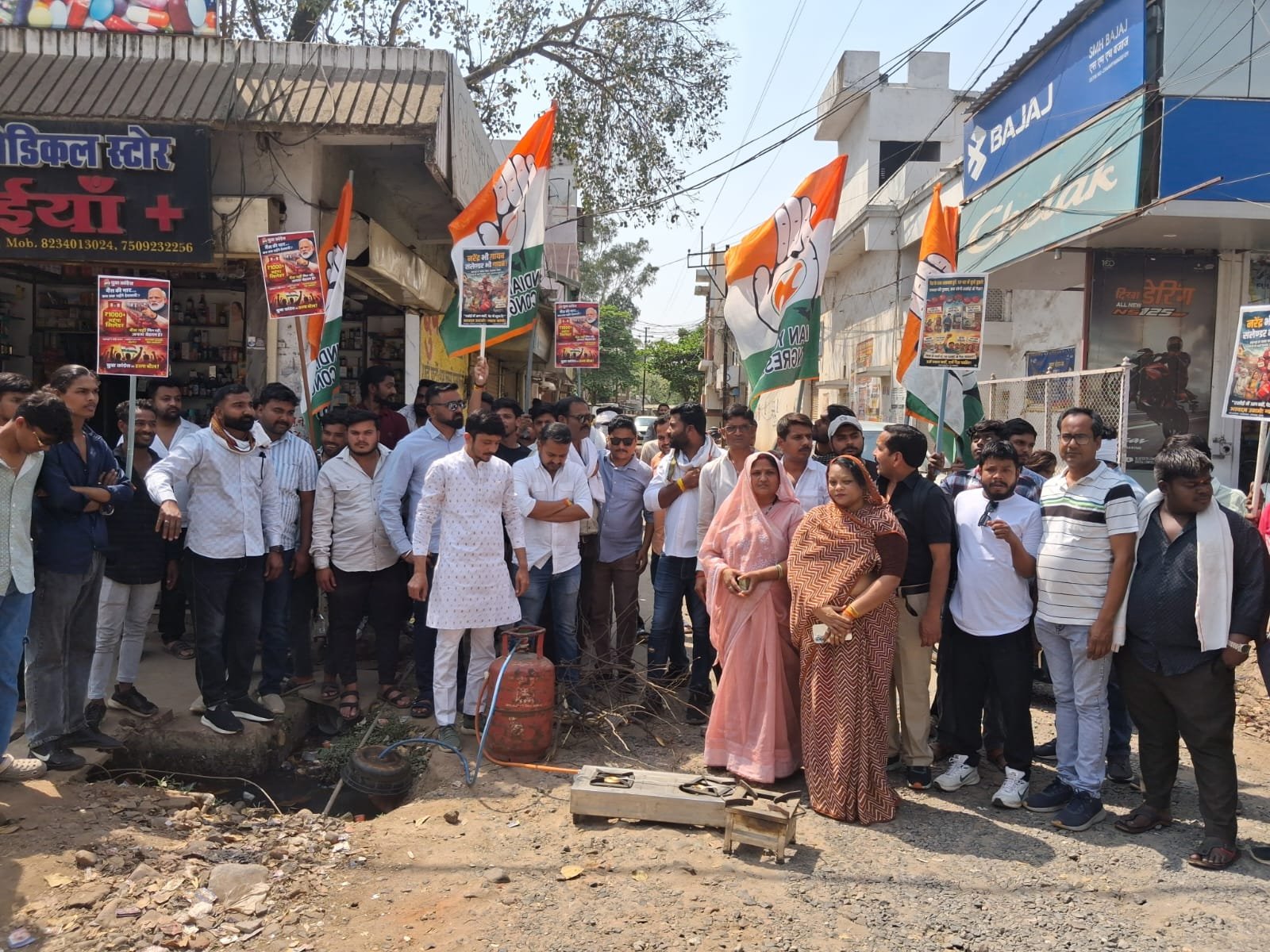 Unique demonstration of extracting gas from drain: Youth Congress protests against LPG shortage