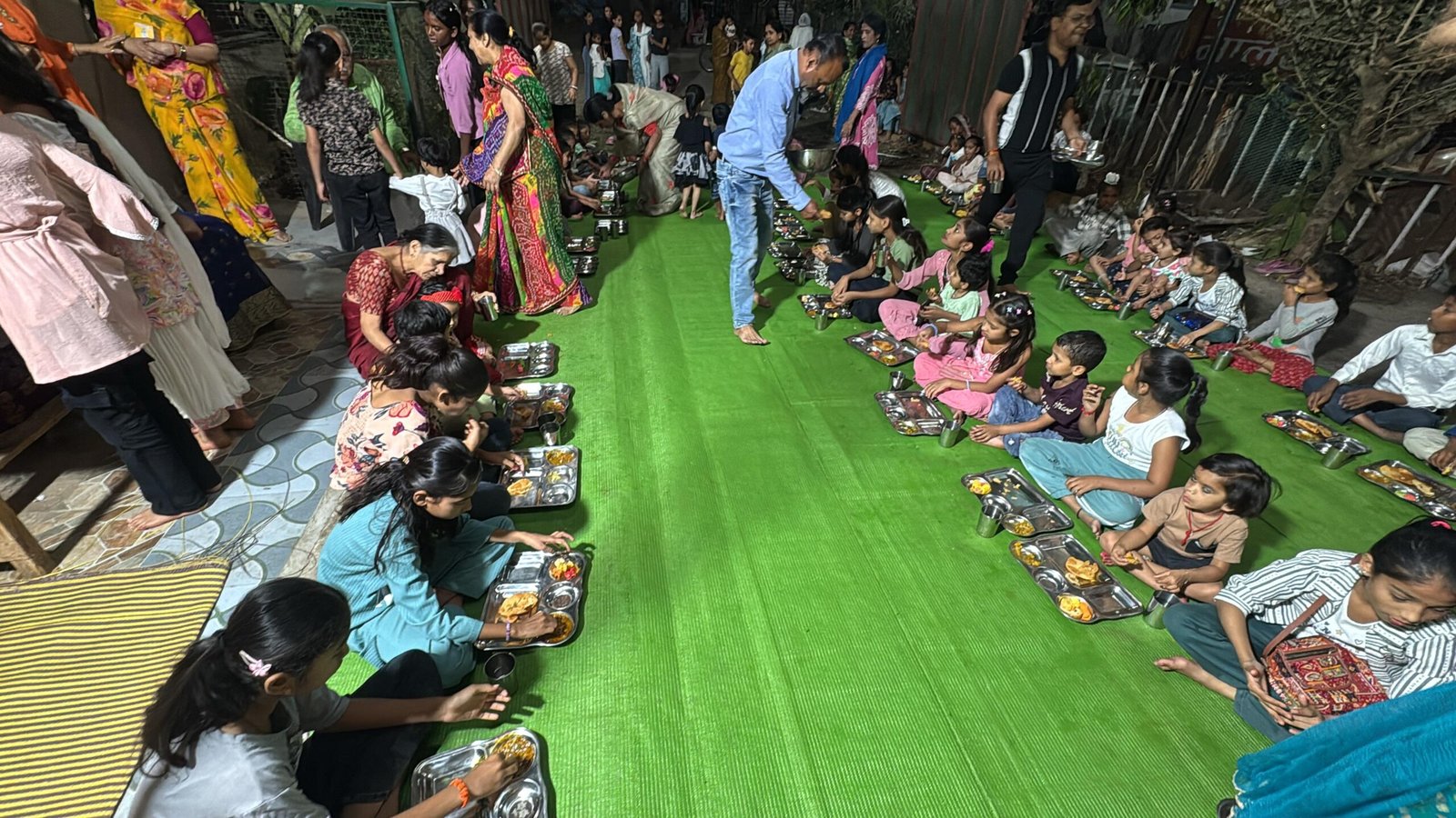 स्वच्छता का संदेश : मां बिजासन दरबार में कन्या भोज के जरिए डिस्पोजल मुक्त शहर की पहल 1 Message of Cleanliness: Initiative for Disposal-Free City through Kanya Bhoj at Maa Bijasan Darbar