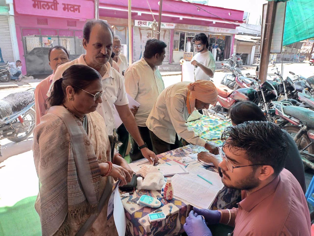 Free diabetes and eye testing camp concluded in Old Itarsi, more than 70 patients were examined.