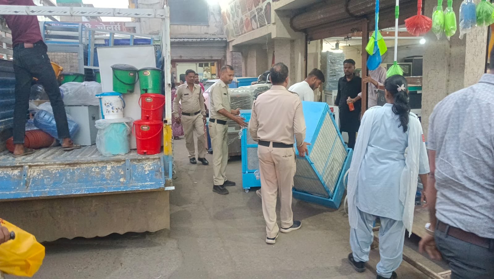 Spreading stuff on the streets will be in trouble; police's Ghar Sansar cell takes major action, registers FIR