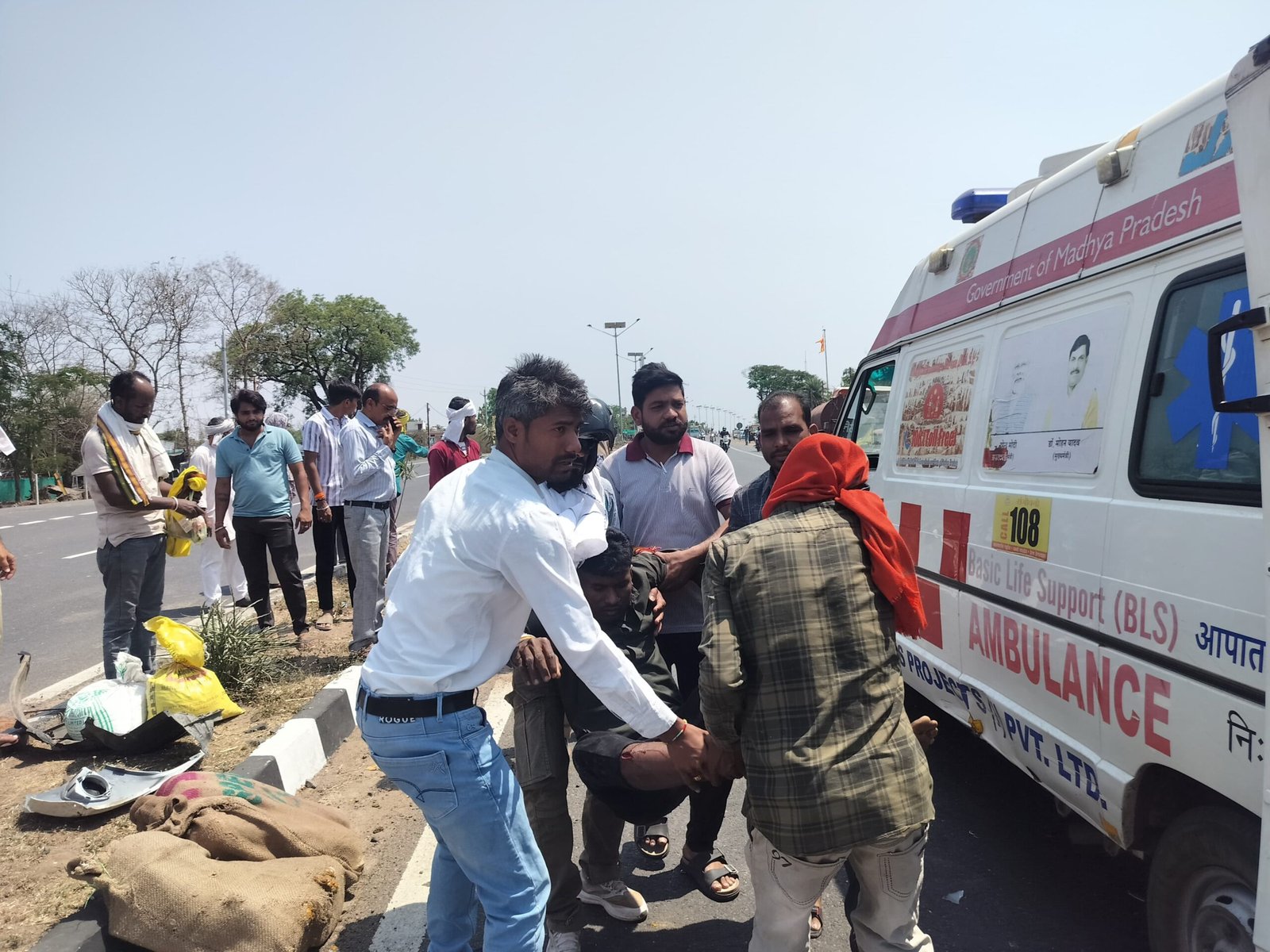 Horrific road accident in front of Kesla police station, four-wheeler collides with two-wheeler