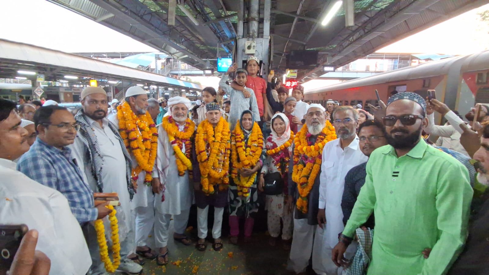 मुस्लिम विकास परिषद ने पुष्प माला पहनाकर हाजियों को दी विदाई 1 Muslim Development Council bid farewell to the pilgrims by garlanding them.