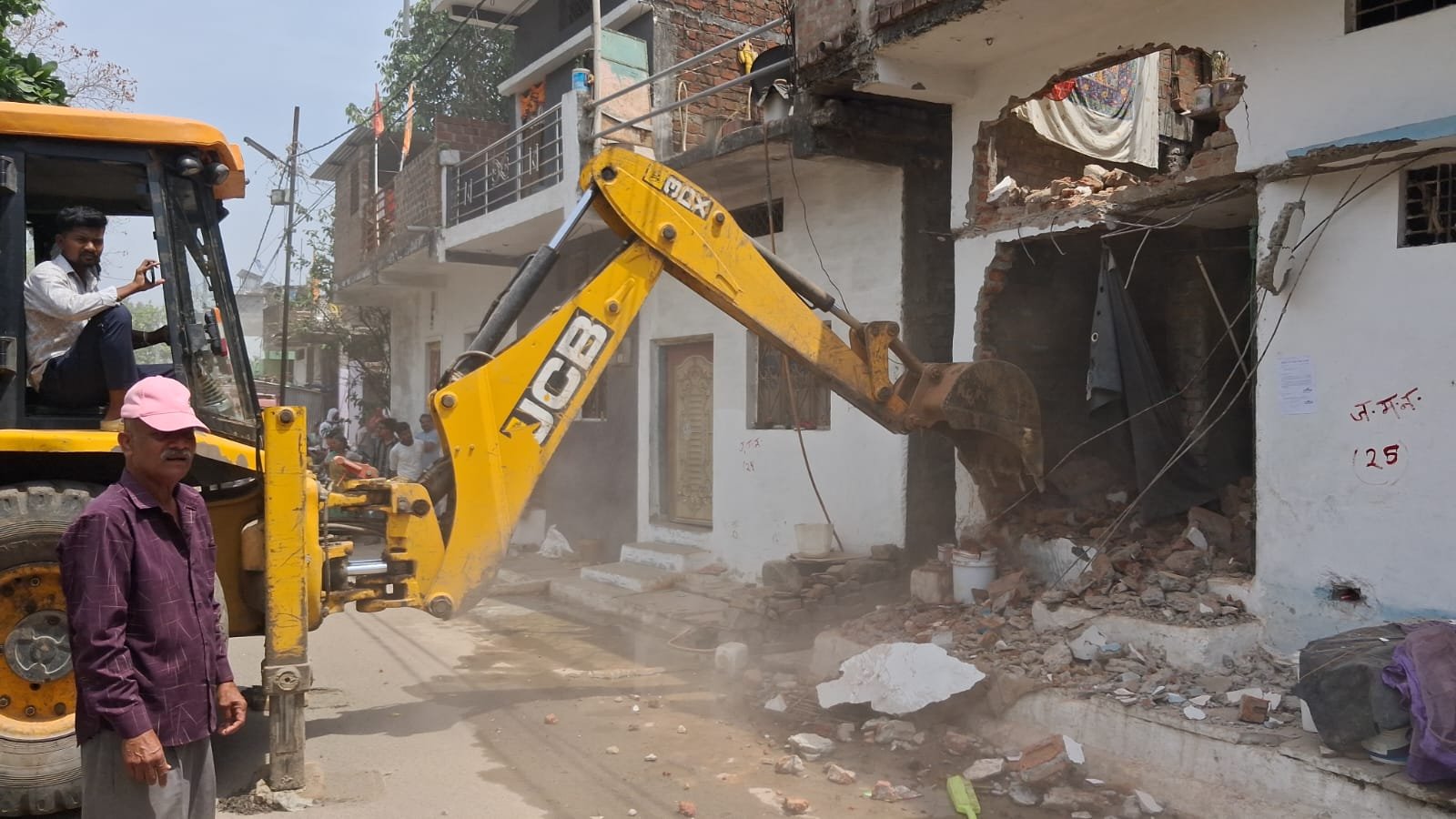 'Yogi Model' in full swing in Itarsi; bulldozer runs on Bhima Ahirwar murder accused's house, illegal construction demolished