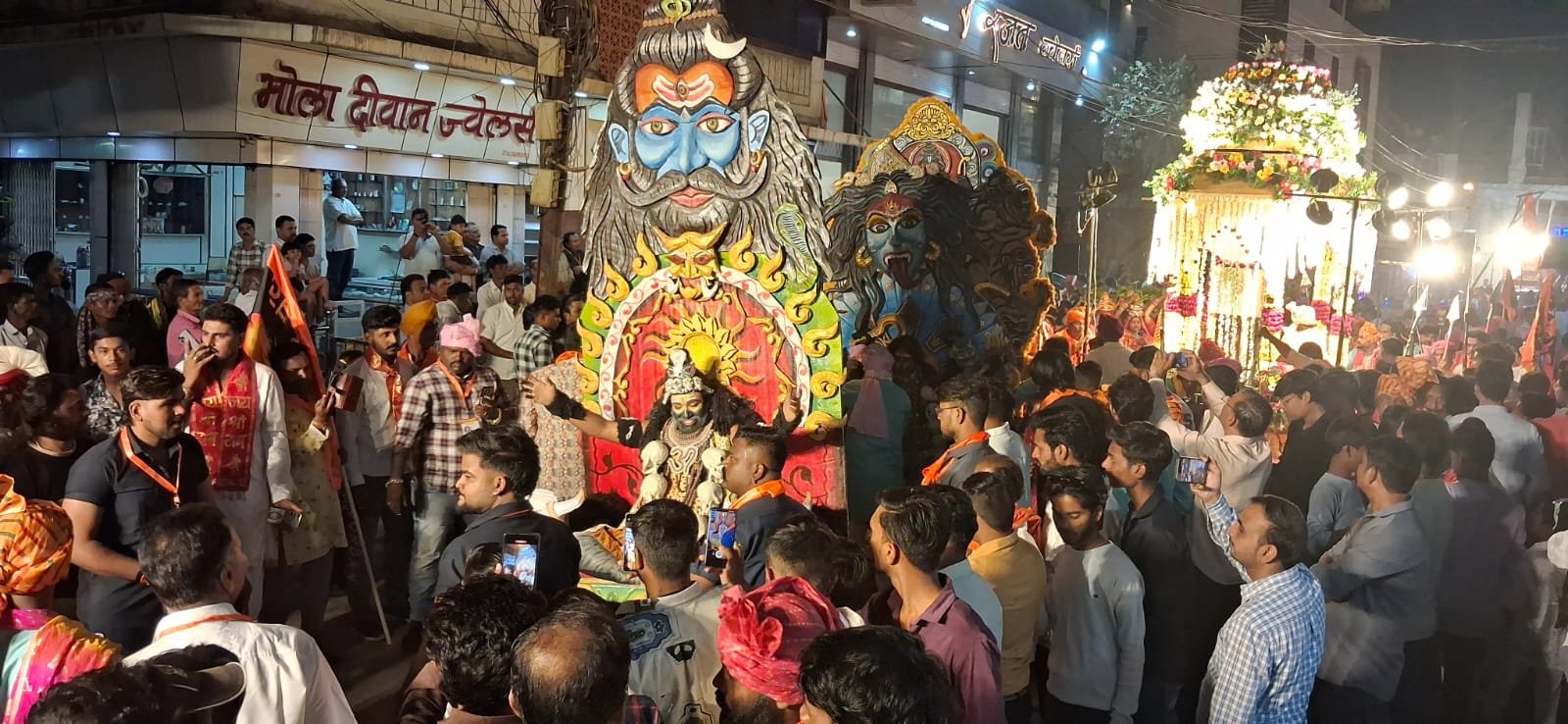 The procession of Shri Swapneshwar Dham witnessed a huge crowd, with the 'Narasimha Tableau' and 'Golden Deer' being the centre of attraction.