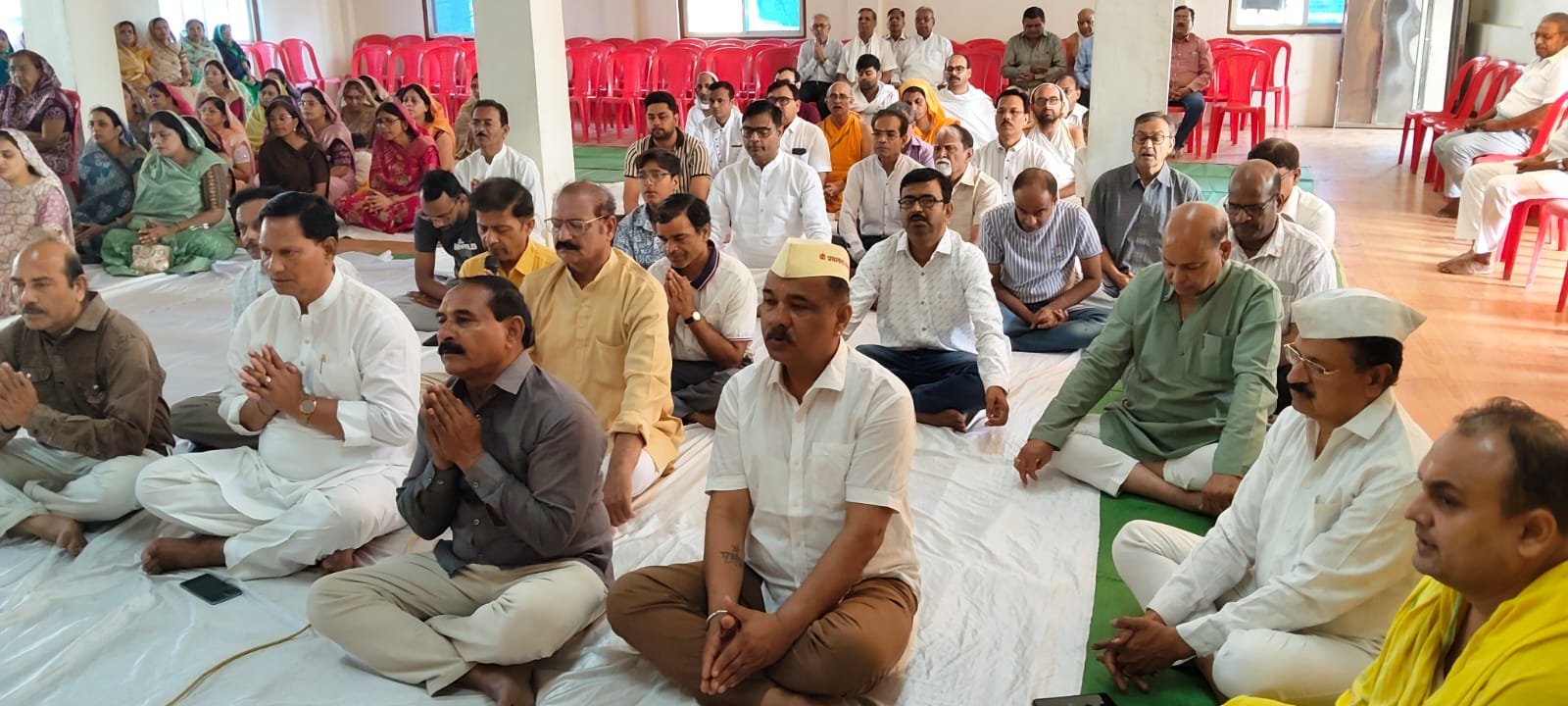 Navkar Mahamantra resonated, the entire Jain community chanted collectively for world peace.