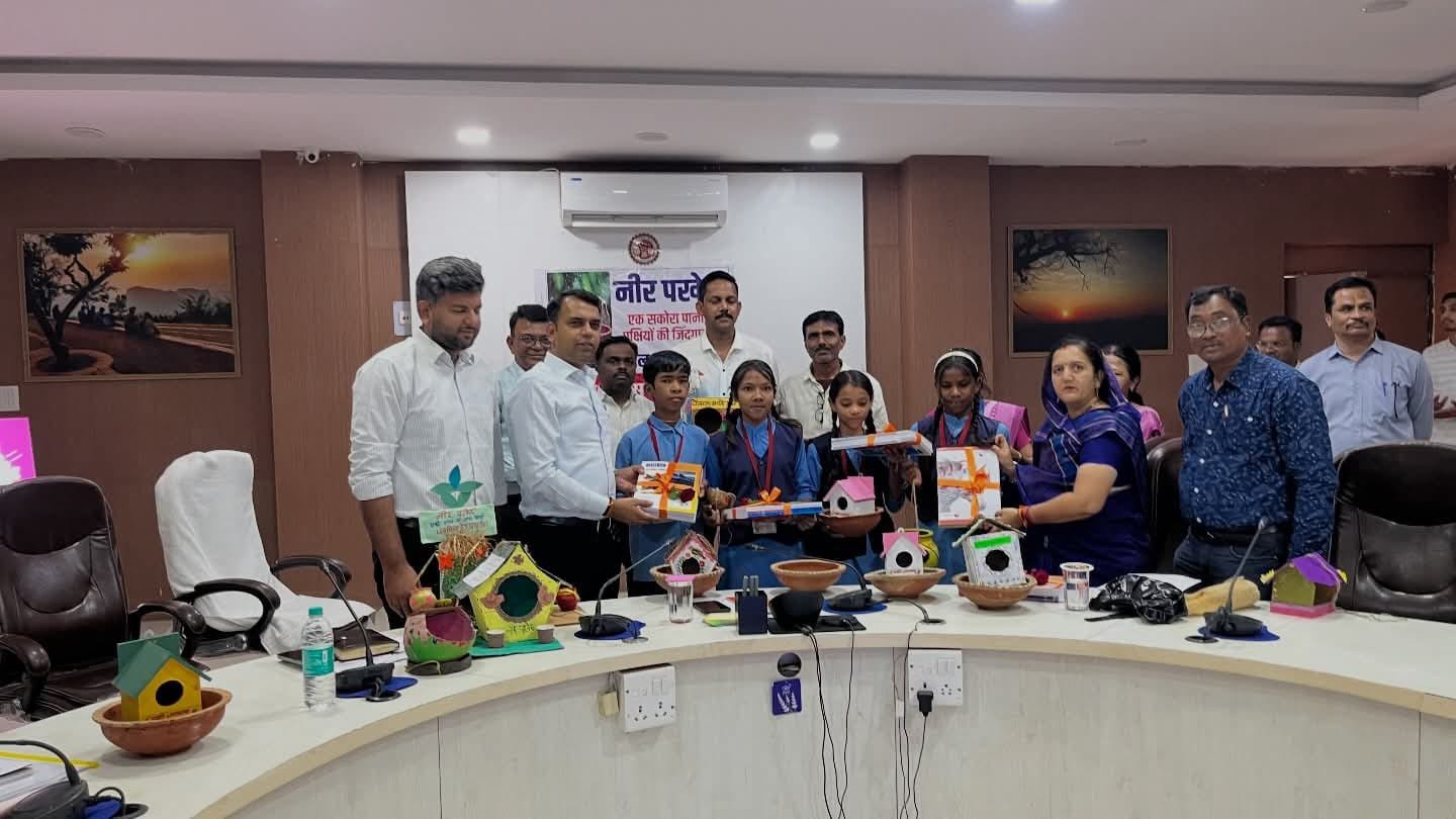 Collector Somesh Mishra started 'Neer Pakheru Abhiyan', distributed water containers for birds.