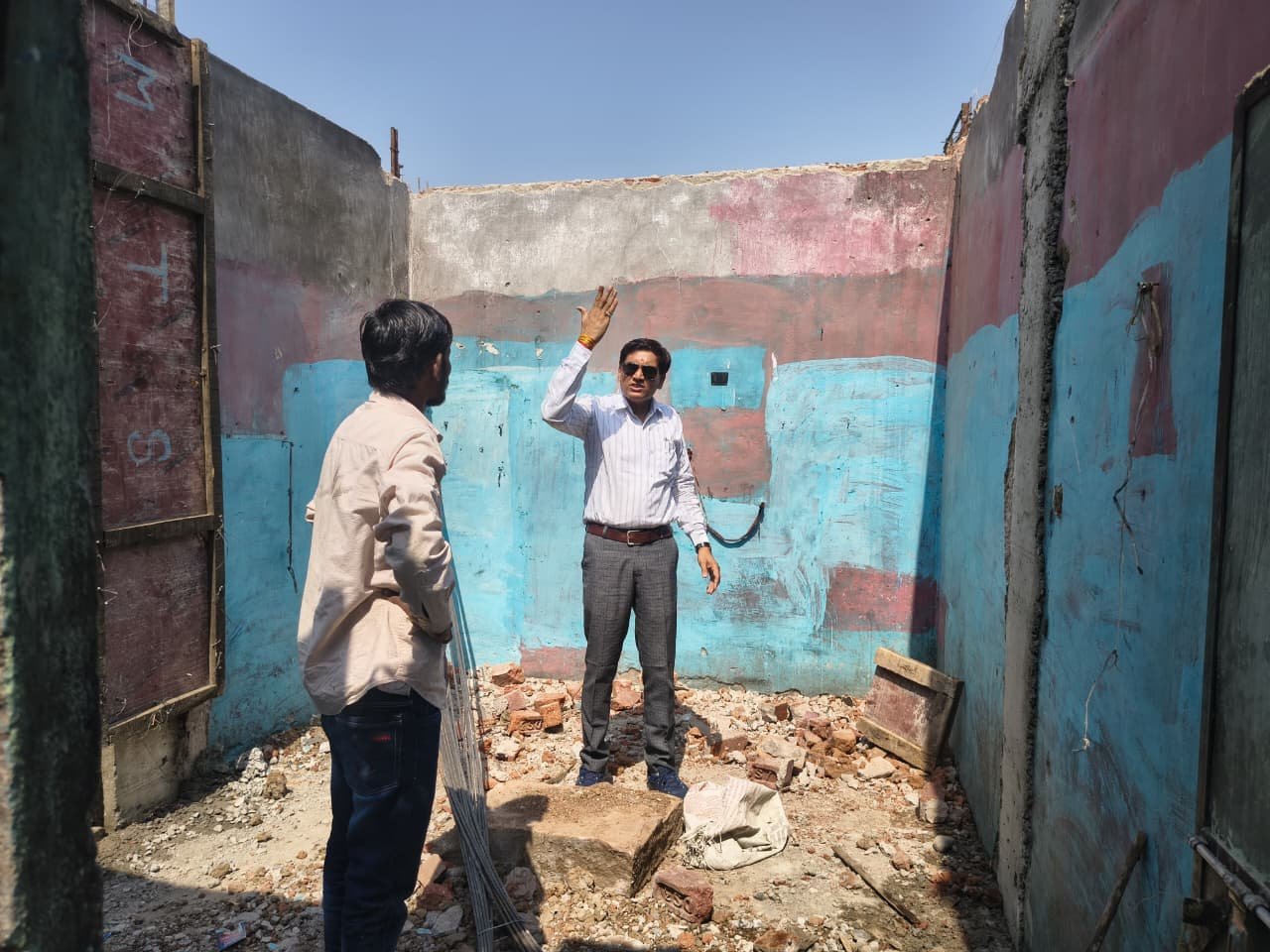 The dream of poor families to have a permanent roof will soon be fulfilled, the Municipal Chairman inspected the quality of Samrasta Nagar construction work.