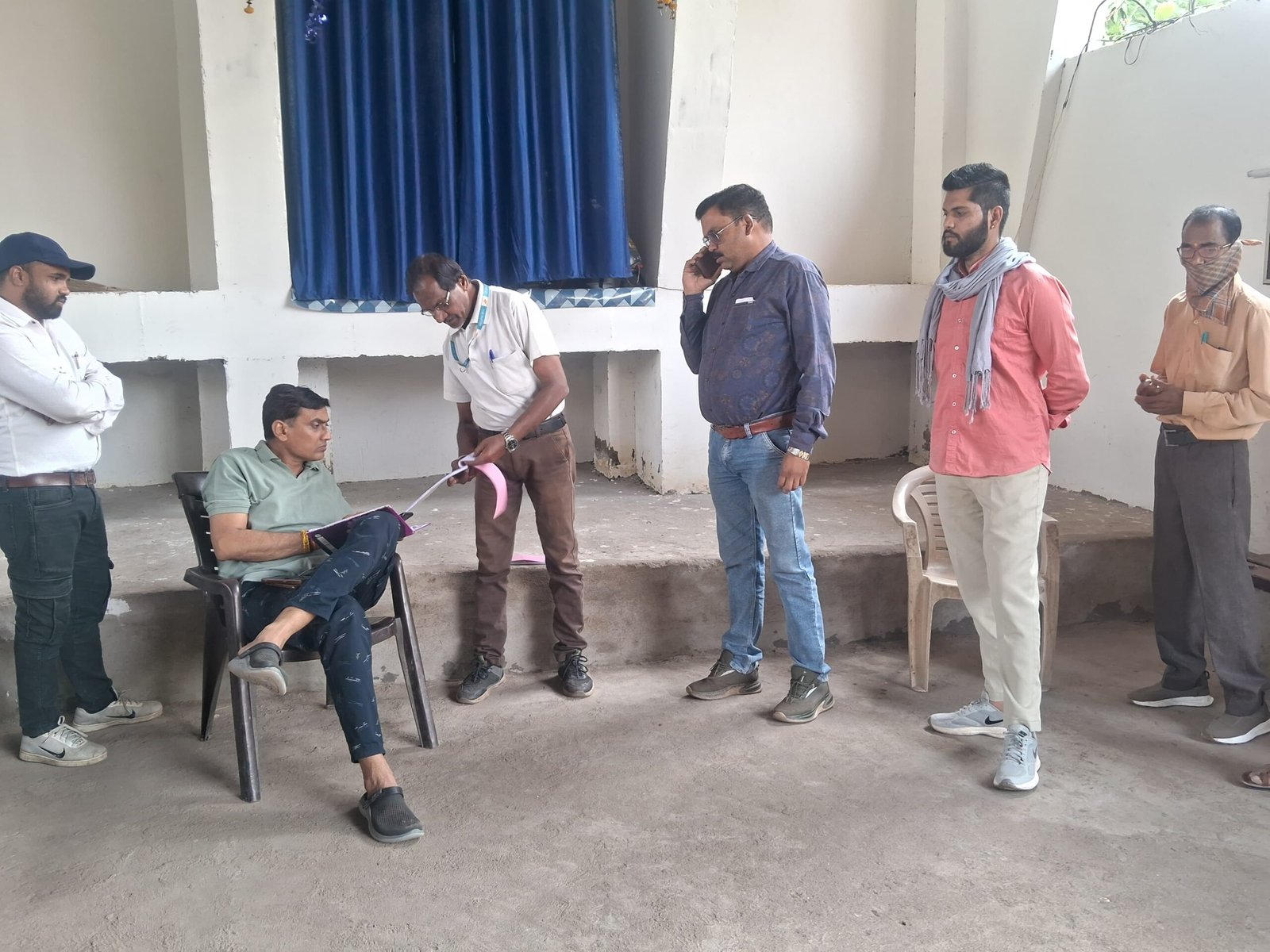 The Municipal President's attitude is harsh, directing salary deductions for negligence, and surprise inspections causing panic among employees.