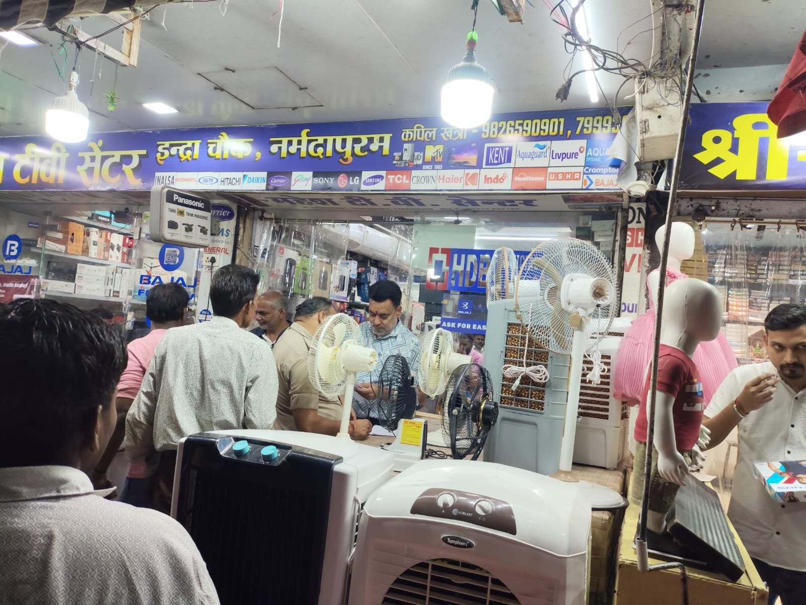 FIR against two big showroom operators who encroached the market and blocked the road