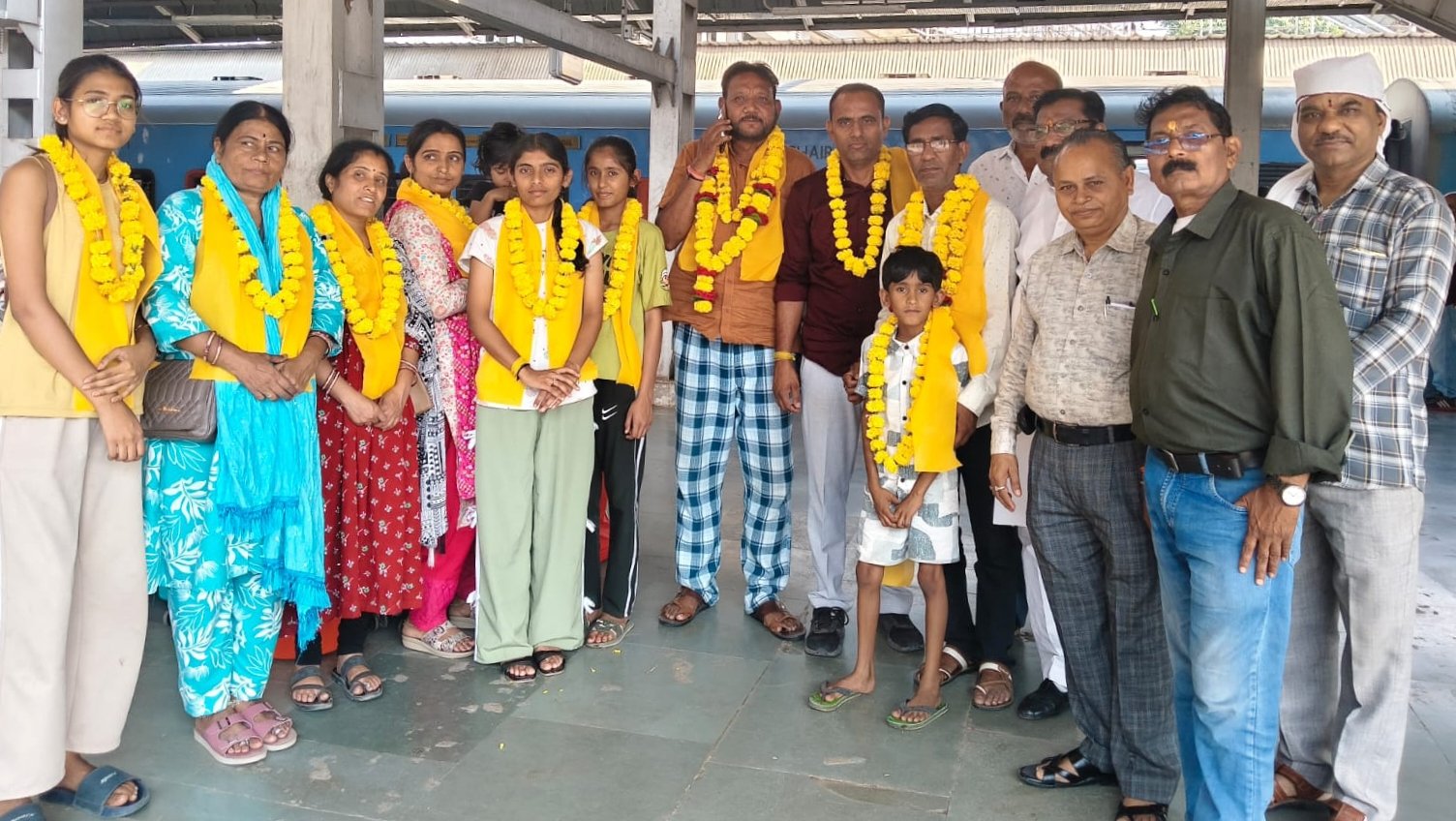 A warm welcome was given to the group of Rajak community returning from Somnath Yatra at Itarsi station.