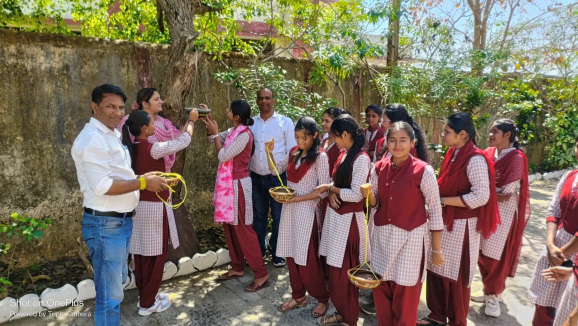 Girls became a support for the voiceless in the scorching heat, students tied bowls and arranged food and water for the birds.