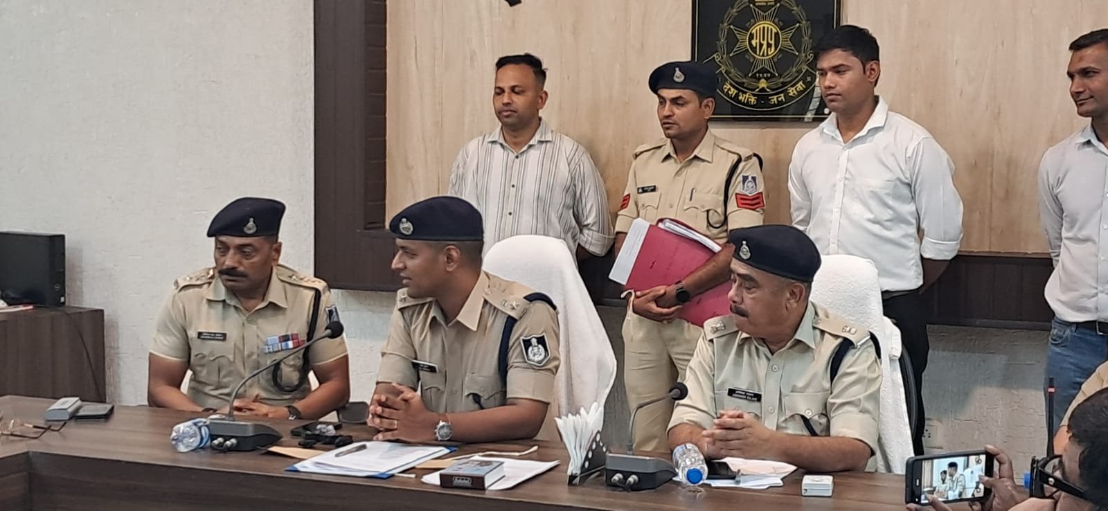 Narmadapuram police have made a major breakthrough, arresting a gang of notorious APK fraudsters from Deoghar, Jharkhand, exposing a fraud of ₹95,000.