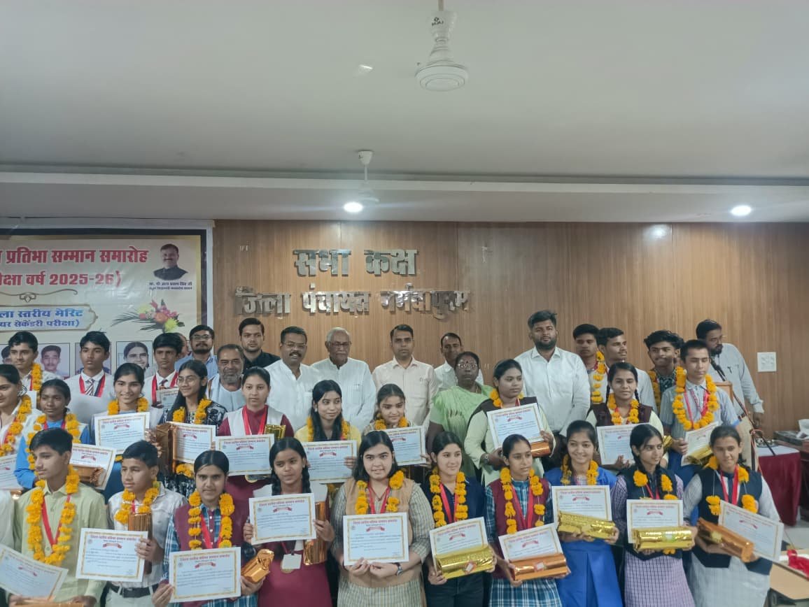 Meritorious students march towards the pinnacle of success, Narmadapuram's stars honoured at the district level