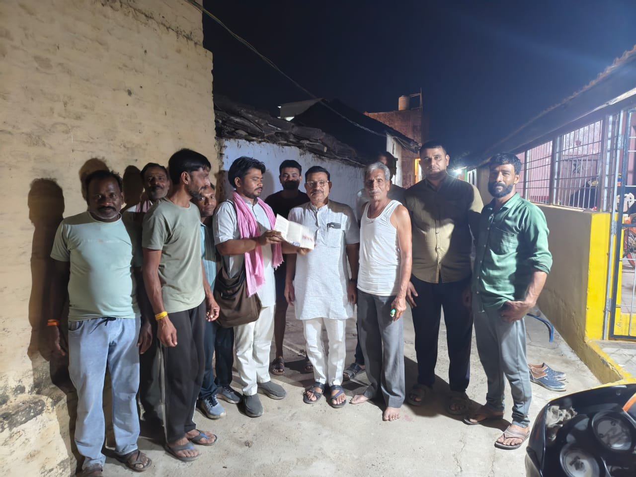 ग्राम बमोरी के किसानों ने जनजाति बालिकाओं के लिए खोला मदद का हाथ 1 Farmers of village Bamori extended a helping hand to tribal girls.