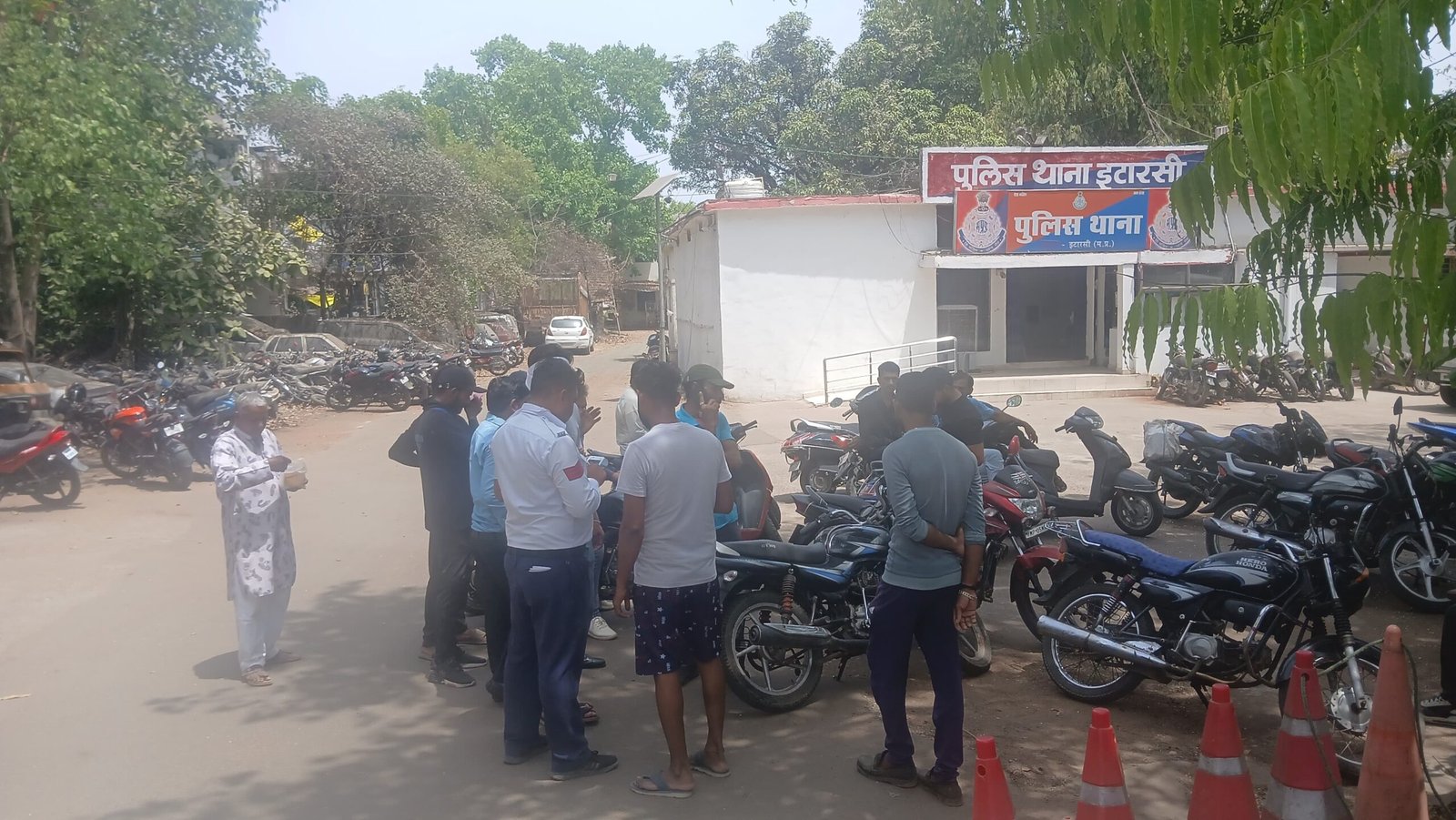 बिना हेलमेट चालकों पर 'ब्रेक', स्कूल और दफ्तरों के लिए भी सख्त आदेश 1 'Break' on drivers without helmets, strict orders for schools and offices too