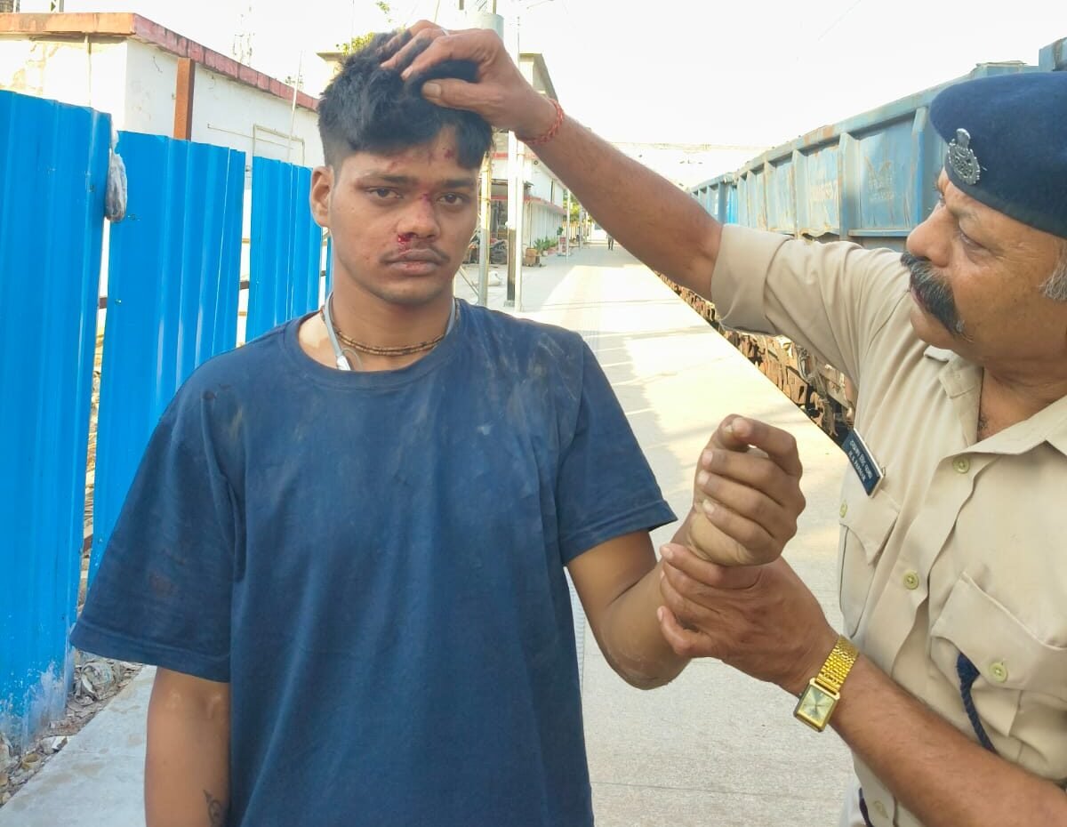 An example of humanity: RPF jawan becomes an angel for a passenger who fell from a train at Banapura station.
