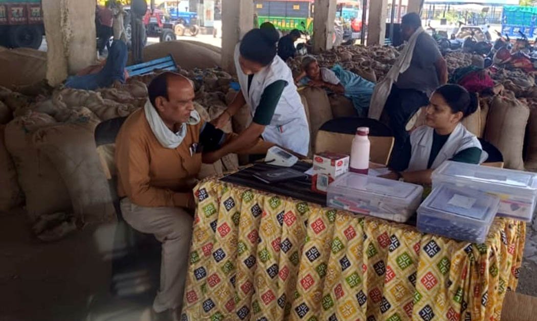 A health check-up camp was set up for farmers at Itarsi Mandi, where 60 people were examined amid chaos.